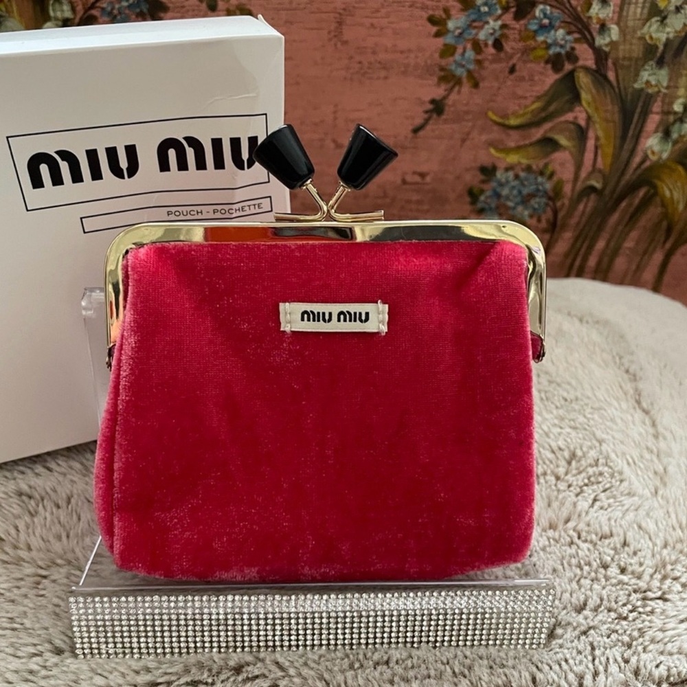 Miu Miu Beauty Pink Velvet Kisslock Wallet - Picture 4 of 5